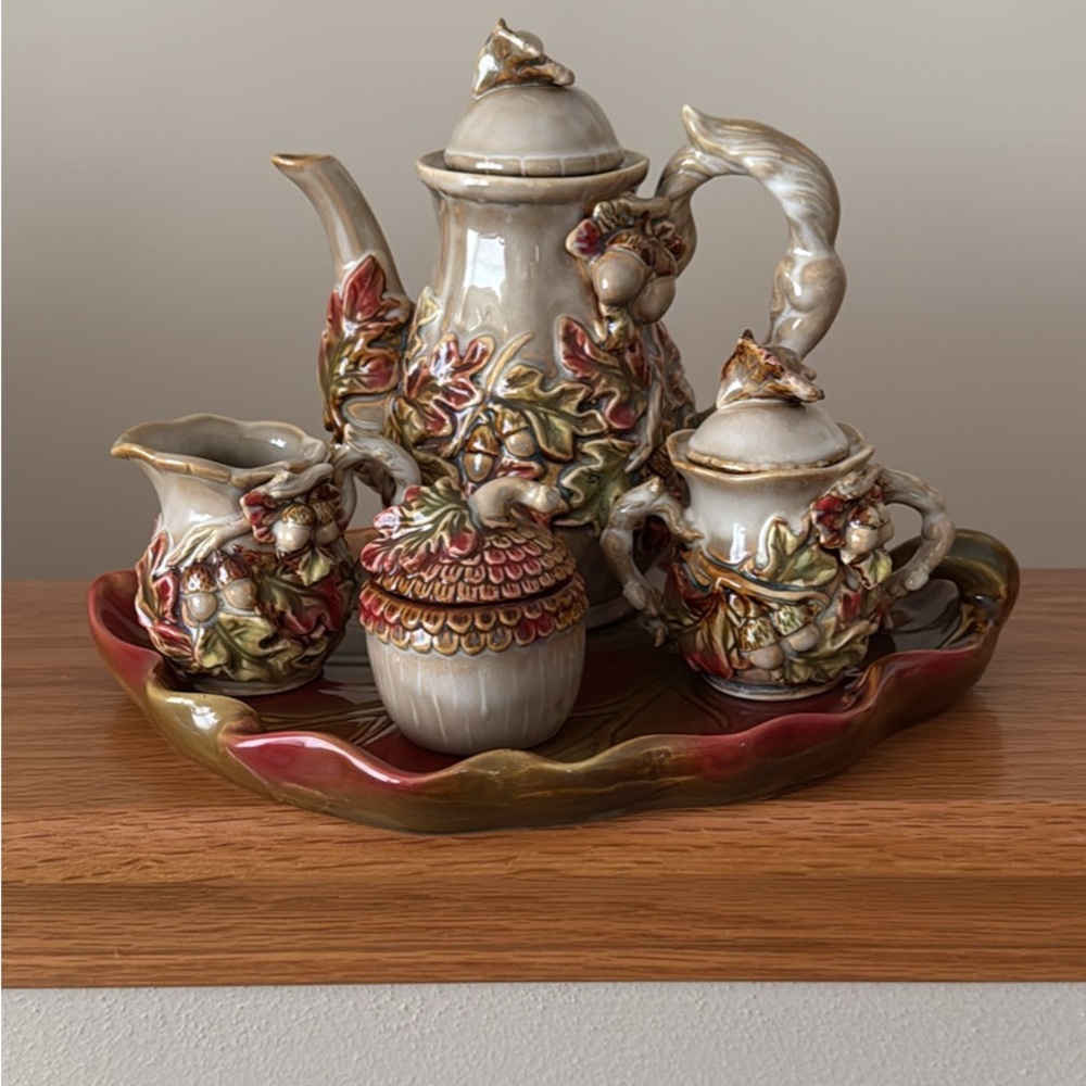 Elegant Ceramic Tea Set with Leaf Design